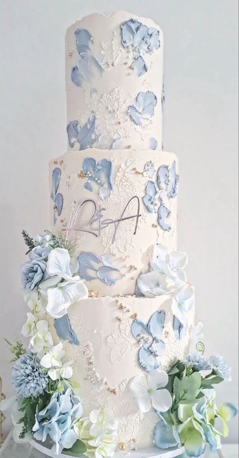 Water Wedding Venues, Dust Blue Wedding Cake, Sea Blue Wedding Theme, Wedding Ice Cream Cake, Floral Wedding Cake Ideas, Ice Blue Wedding Cake, Powder Blue Wedding Cake, Pale Blue Wedding Cake, Light Blue White And Gold Wedding