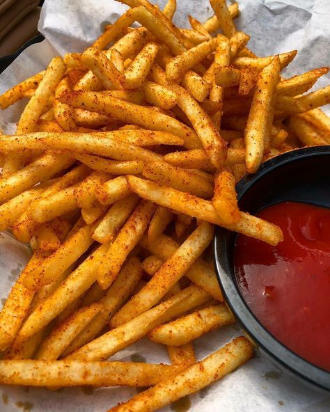 Seasoned Fries, Food Babe, Food Therapy, Yummy Comfort Food, Think Food, Food Goals, Food Obsession, Cafe Food, Interesting Food Recipes