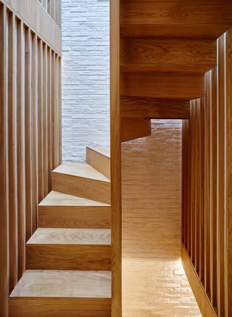 modern-mews-phil-coffey-architecture-residential-renovation-london_dezeen_2364_col_7