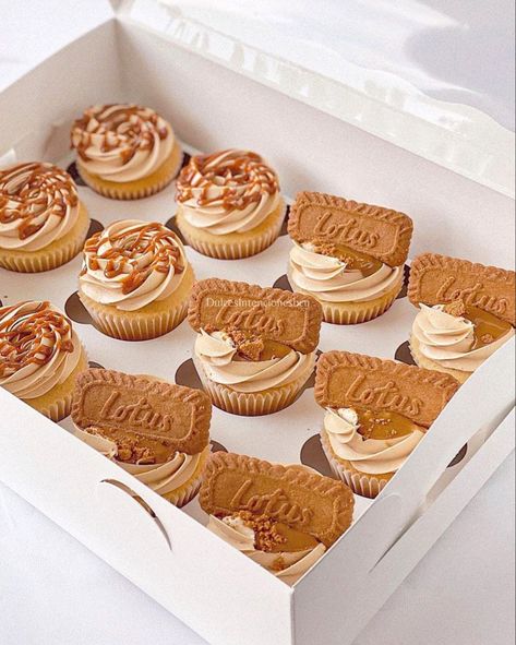 Lotus Biscoff Cupcakes, Cupcake Designs Aesthetic, Biscoff Cupcakes Recipe, Baking Ideas To Sell, Branded Cupcakes, Mini Biscoff Cheesecake, Lotus Biscoff Cake, Biscoff Cupcakes, Lotus Cake