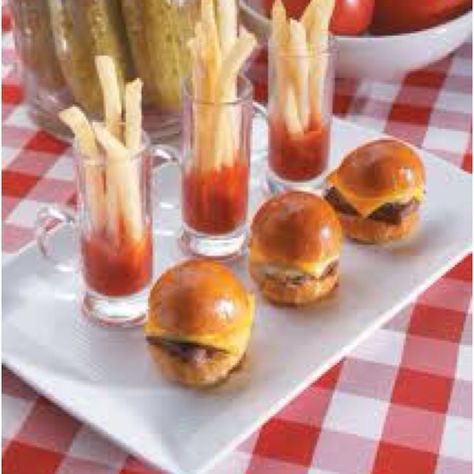 Mini sliders Mini Aperitivos, Mini Antipasti, Shower Appetizers, Fingerfood Baby, Mini Hamburger, Mini Sliders, Burgers And Fries, Hamburger And Fries, Mini Appetizers