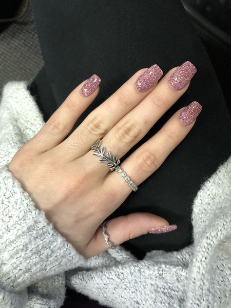 Dip Powder Nails Ideas Birthday, Cute Sparkle Nails, Pink Glittery Nails Sparkle, Chunky Glitter Dip Nails, Dip Powder Nails With Glitter, Dust Pink Nails, Dip Nails Glitter, Pink And Sparkle Nails, Glittery Nails Sparkle