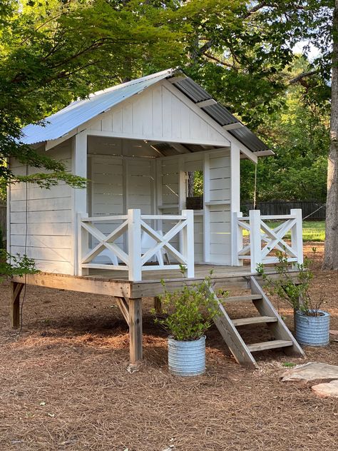 Diy Outside Play, Elevated Playhouse, Diy Outdoor Toys, Activities For Kids At Home, Playhouse Plans, Tree House Diy, Diy Playhouse, Backyard Playhouse, Build A Playhouse