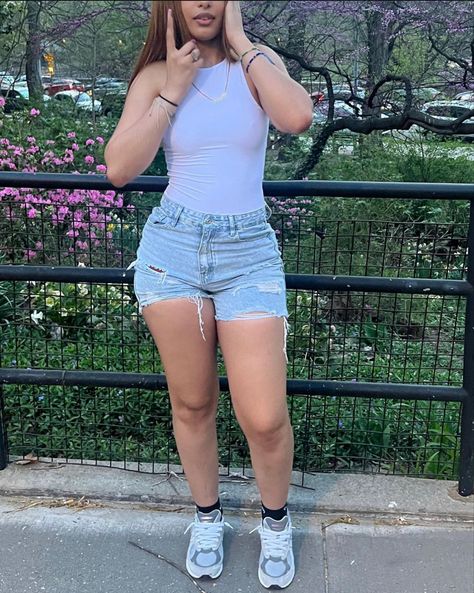 Baddie Soccer Outfits, Hot Weather Outfits For School Baddie, Summer Fits Black Women Girly, Activity Outfits For Women, Blavk Girl Outfits Ideas, Cute Trip Outfits, Tight Jorts Outfit Idea, Plain Outfit Ideas, Skirt Outfits Summer Black Women