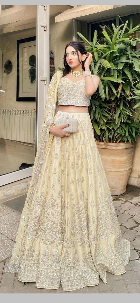 Mehndi Ceremony Outfit For Sister, Lehnga For Grooms Sister, Grooms Sister Wedding Outfit, Lehenga Modest, Pakistani Wedding Outfits Sisters, Modest Lehenga, Mehndi Ceremony Outfit, Elegant Lehenga, Pakistani Lehenga