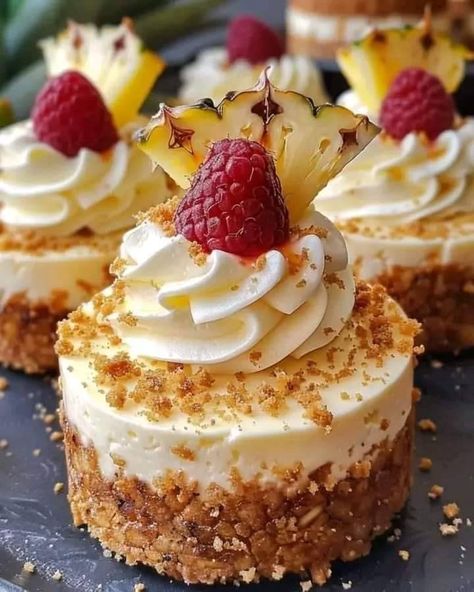 Pineapple Cheesecake, Baked Pineapple, Coconut Cheesecake, Pineapple Desserts, Cheesecake Dessert, Cheesecake Desserts, Mini Cheesecakes, Mini Desserts, Cafe Food