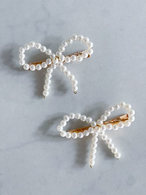 Courtney Cahoon White Pearl Hair Accessories, Hair Clips Pearl, Pearl Accessories Hair, Pearl Bow Hair Clips, Head Pins Jewelry, Perls Jewellery Aesthetic, Cute Hair Accessories Clips, Pearl Hair Accessories Wedding, Beaded Clips