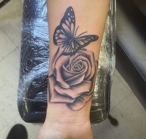 Small Sleeve Tattoo Women, Wrist Tattoos Rose, Women Half Sleeve Tattoo Classy, Butterfly And Flower Tattoo, Rose And Butterfly Tattoo, Butterfly Wrist Tattoo, Rose Tattoos For Women, Miami Ink, Hand Tattoos For Girls