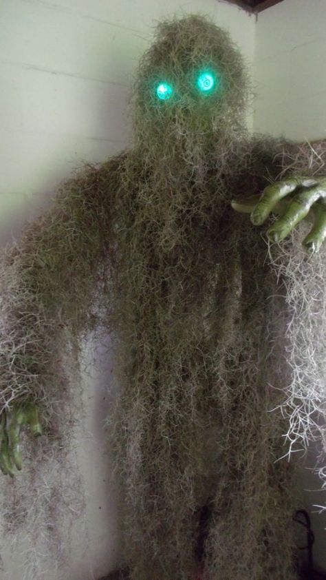 Moss Monster, Voodoo Halloween, Haunted Trail, Haunted House Ideas, Halloween Outside, Hallowen Ideas, Casa Halloween, Haunted Forest, Spooky Halloween Party