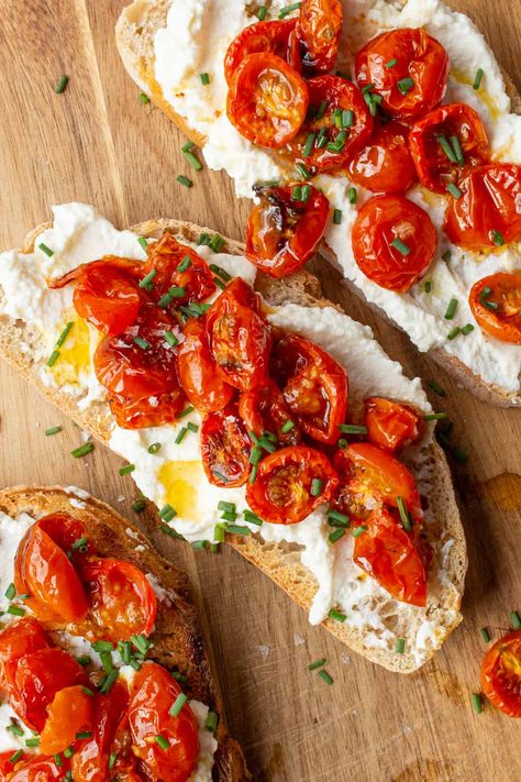 Tomato And Ricotta, Tomato Snacks, Tomatoes On Toast, Healthy Toast, Cherry Tomato Recipes, Ricotta Toast, Best Brunch Recipes, Slow Roasted Tomatoes, Ricotta Recipes