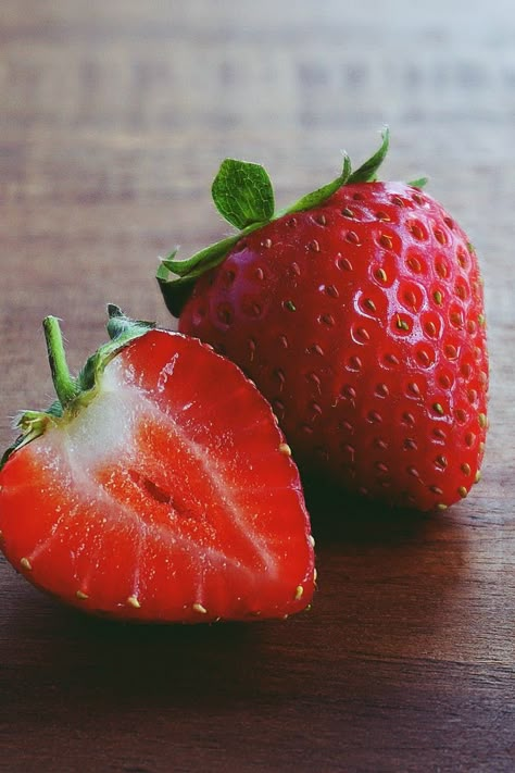 250+ Beautiful Strawberry Photos · Pexels · Free Stock Photos Reference Photo For Painting, Photos Of Fruit, Stoberry Fruit, Strawberry Art Reference, Still Life Reference Photos For Artists Easy, Reference Photos Fruit, Pictures Of Strawberries, Reference Photos For Artists Objects, Nature Reference Photos