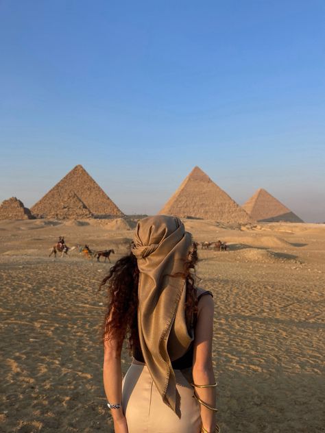 giza egypt pyramids girl sand desert curly hair Egypt Girls, Egypt Aesthetic, Pyramids Egypt, The Pyramids, Shotting Photo, Egypt Travel, Instagram Photo Inspiration, Giza, Travel Inspo