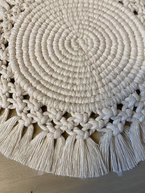 Macrame Mat, Macrame Baby Room, Macrame Circle, Macrame Carpet, Macrame Rug, Diy Placemats, Art Macramé, Macrame Plant Hanger Tutorial, Macrame Table Runner