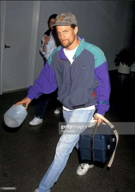 90s Airport Style, 90s Mens Outfits, 90s Men Outfits, Retro Outfits 90s, Normcore Fashion, Woody Harrelson, Dad Style, 90s Fashion Men, Airport Fits