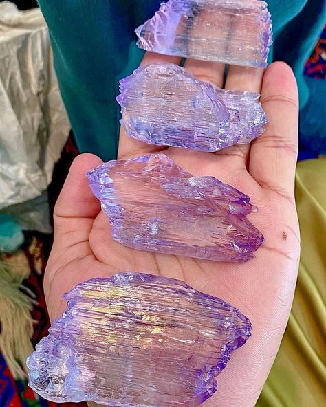 Geode Rocks, Kunzite Crystal, Crystal Uses, Gem Silica, Crystal Aesthetic, Purple Gems, Meditation Crystals, Crystal Geode, Beautiful Rocks