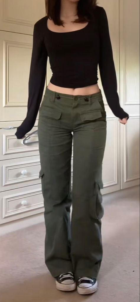 Girlfriend Pants Outfits, Asethic Outfit Ideas, Cute Mini Dress Aesthetic, Simple Pretty Outfits Casual, Vampire Diaries Outfits Aesthetic, Wide Body Outfits, Black Pants With White Stitching Outfit, Black Washed Out Jeans Outfit, Emmiol Outfits Aesthetic