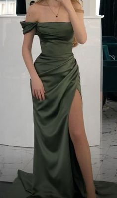 Graduation Green Dress, Wedding Dress Dark Green, Dark Green Dresses Prom, Dark Green Dresses Formal, Year 13 Prom Dresses, Dark Green Outfits Aesthetic, Mermaid Grad Dress, Off The Shoulder Grad Dress, Dark Green Formal Dress Long