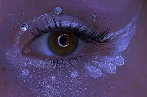 Angel Costume Makeup Glitter, Sparkly Angel Makeup, Angel Eye Makeup Looks, Angel Wing Eye Makeup, Angle Costume Makeup Ideas, Diy Halloween Scary Costumes, Angelcore Aesthetic Makeup, Blue Angel Makeup, Angel Make Up Ideas