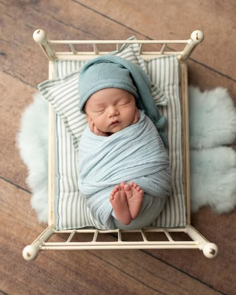 Themed Baby Photoshoot, New Born Baby Boy, Newborn Photos Boy, Baby Boy Newborn Photography, Foto Newborn, Newborn Photography Boy, Baby Photoshoot Ideas, Baby Photoshoot Boy, Newborn Photography Poses