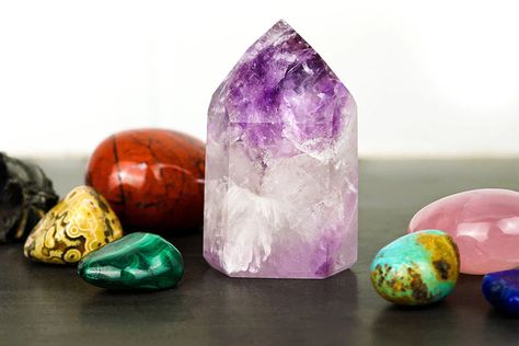 When you are just starting to work with the energy of crystals, it can all feel quite overwhelming. What stones should you work with? Where do you begin? How do crystals have energy? What are healing crystals and what do they do? How do you get the most out of your energy crystals? This Beginner’s Guide to Healing Crystals gives you the answers to all of your crystal questions so you can get started with your new energy tools. Created over the millennia, healing crystals harness the life-giving Period Table, Crystals Guide, Crystals For Wealth, What Are Crystals, Reiki Business, Crystals Spirituality, Energy Muse, Mineral Crystals, Healing Rocks