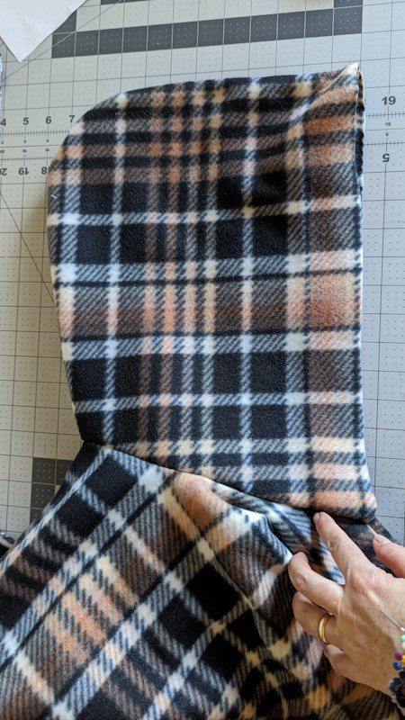 Quilt Poncho Pattern, Diy Hooded Poncho, How To Make A Fleece Poncho, Fleece Cape Pattern, Diy Coat From Blanket, Fleece Hooded Scarf With Pockets Free Pattern, Plus Size Poncho Pattern, Hooded Poncho Pattern Sewing, Polar Fleece Shawl Free Pattern