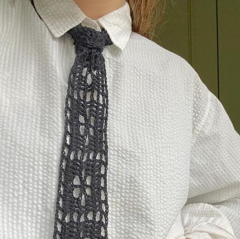 Crochet Mens Accessories, How To Crochet A Tie, Crochet Idea For Men, Crochet Things For Boys, Crochet Tie Pattern Free, Crochet Gift Ideas For Guys, Crochet Outfit Accessories, Crochet Gift For Boys, How To Tie