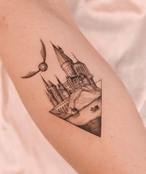 Black And White Harry Potter Tattoos, Harry Potter Tattoos Men, Harry Potter Castle Tattoo, Thestral Tattoo, Harry Potter Tattoo Unique, Tiny Harry Potter Tattoos, Snitch Tattoo, Mutterschaft Tattoos, Harry Potter Tattoo Sleeve