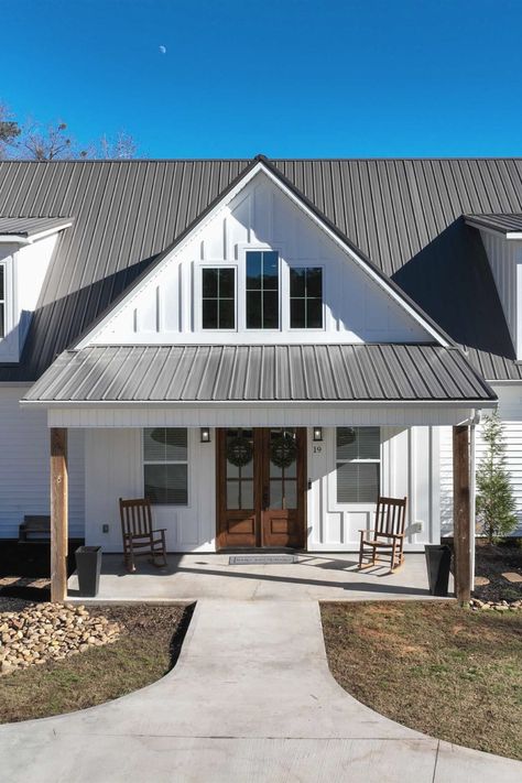 Metal Roof Houses Color Combos, Metal Roofs Farmhouse, Farmhouse Furniture Ideas, Metal Siding House, Rustic House Decor, White Farmhouse Exterior, Metal Roof Houses, Modern Farmhouse Ideas, Metal Roof Colors