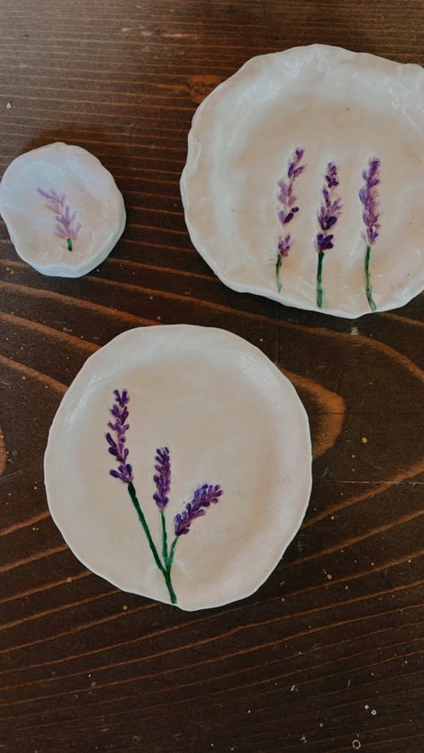 DIY Botanical-Imprinted Clay Jewelry Dishes Handmade Clay Jewelry Dish, Polymer Clay Dishes Diy, Diy Clay Dish Ideas, Air Dry Clay Trinket Dishes Diy, Homemade Clay Jewelry Dish, Clay Jewelry Tray Diy, Air Dry Clay Plates Diy, Clay Dishes Diy Jewelry Holder, Handmade Trinket Dish