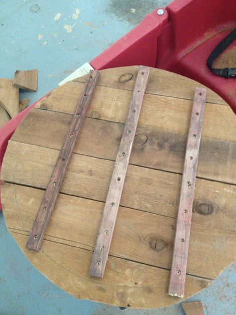 Large DIY Wood Clock from Fence Posts or Pallet Wood/best diy directions 4 huge wood clock Diy Wood Wall Art, Large Clocks, Pallet Clock, Art Pallet, Diy Wood Wall, Wood Crafting Tools, Wood Wall Art Diy, Furniture Flips, Trendy Diy