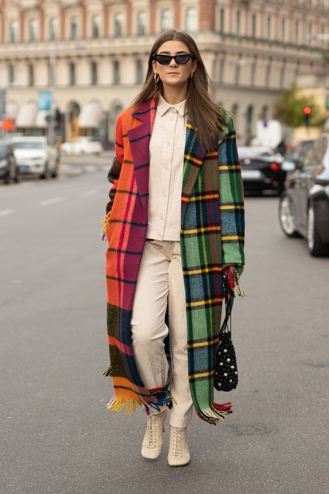 Keep the rest of your look simple, but make a statement with a plaid coat. Stockholm Fashion Week, Woolen Coat Woman, Neue Outfits, Plaid Coat, Looks Street Style, Stockholm Fashion, Woolen Coat, Winter Jackets Women, Plaid Print