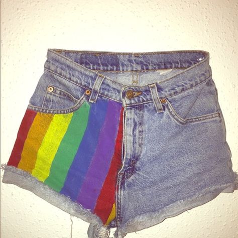 Pride Festival Outfit Ideas Casual, Women’s Pride Outfit, Rainbow Shorts Outfit, Pride Outfits Plus Size, Simple Pride Outfit Ideas, Pride Jeans Diy, Pride Clothing Ideas, Pride Diy Ideas, Diy Pride Outfit Ideas