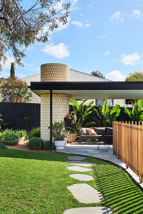 Mid Century Landscaping, Mid Century Outdoor, Mid Century Modern Exterior, Mid Century Exterior, Homes To Love, Mid Century Home, Modern Backyard, Century Home, Australian Homes