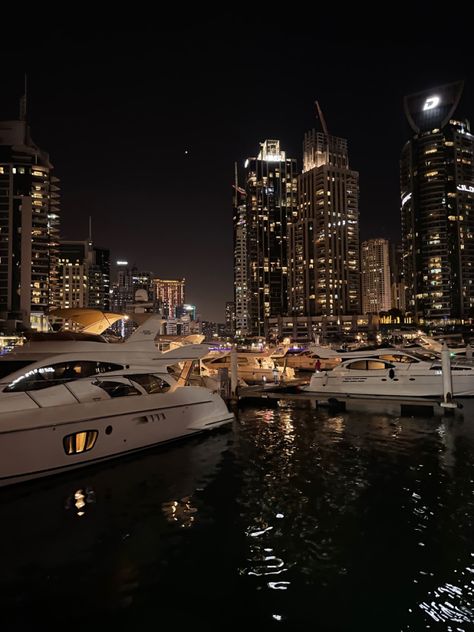 Dubai Yacht Night, Abu Dhabi Aesthetic Night, Luxury Party Aesthetic, Manifestation Pictures, Dubai Aesthetic Night, Dubai Vibes, Rich Vibes, Dubai Night, Dubai Yacht