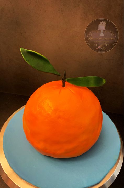 Check YouTube tutorial!! Orange Shaped Cake, Fruit Shaped Cake, Orange Cake Design, Orange Birthday Cake, Drawing Cake, Spectacular Cakes, Carved Cakes, Citrus Theme, How To Make Orange