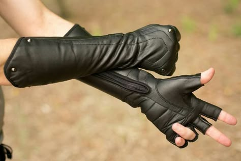 Mode Steampunk, Gothic Mode, Black Leather Gloves, Fantasy Armor, Future Fashion, Fantasy Clothing, Character Outfits, Leather Gloves, Festival Wear