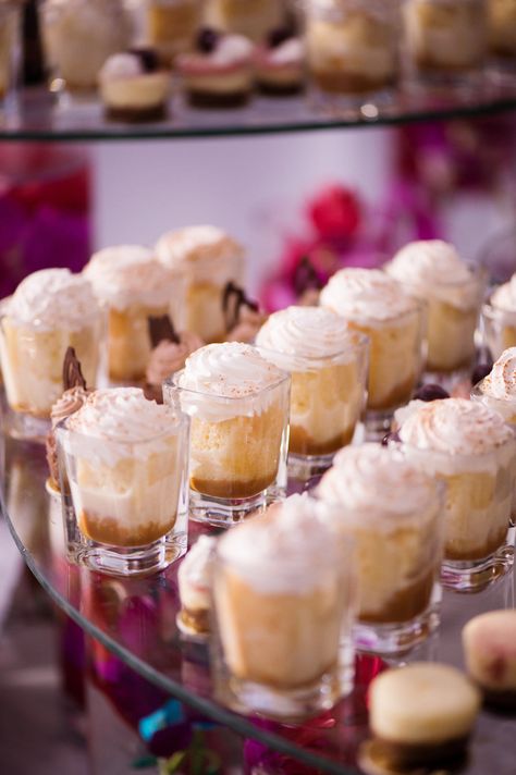 Cake Shooters, Leche Cake, Cake Shots, Dessert Cups Recipes, Mini Dessert Cups, Dessert Shooters, Hacienda Wedding, Dessert Shots, Cake Bites