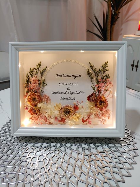 Engagement Frames Gift, Engagement Craft Ideas, Resin Wedding Gifts, Engagement Gifts Diy, Wedding Flowers Preservation Ideas, Diy Engagement Gifts, Photo Frame Gifts, Dried Flowers Crafts, Engagement Frames