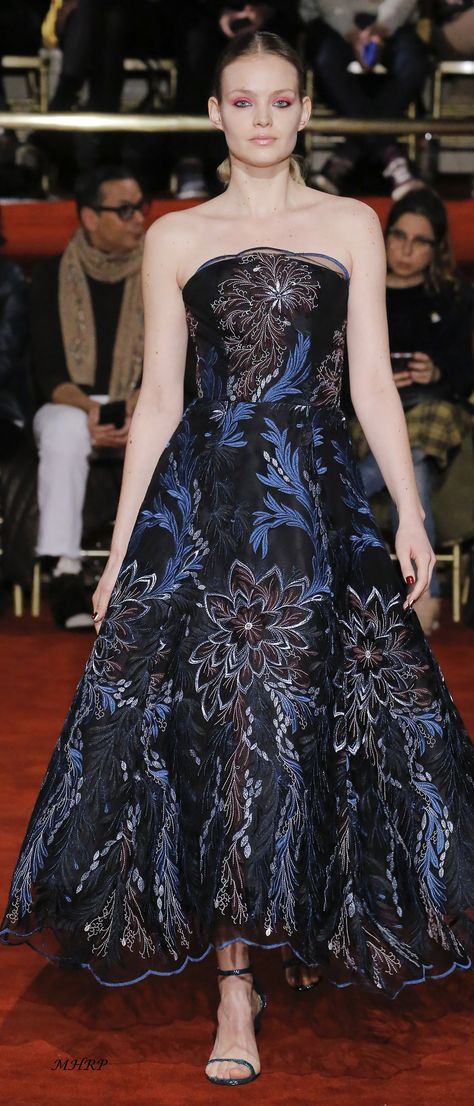 Christian Siriano Fall 2018_Vogue/Runway Christian Siriano Gown, Black Tie Dresses, Women's Runway Fashion, Tie Dresses, Christian Siriano, Fashion 2018, Fall 2018, Vogue Runway, Blue Moon