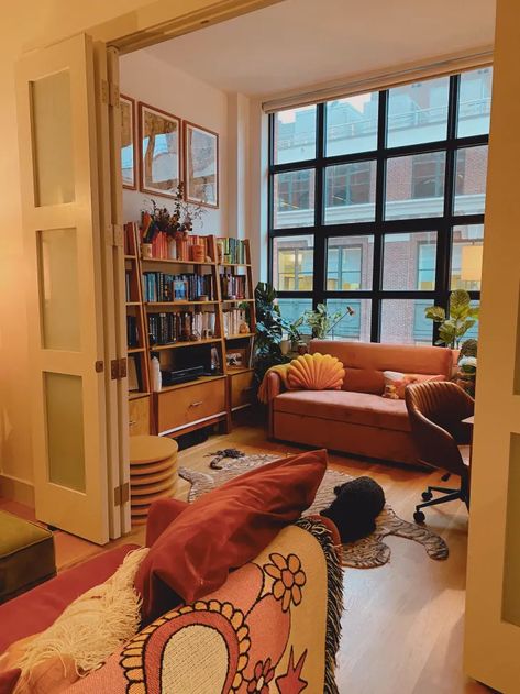 Rooms In New York, Nyc Home Office Aesthetic, Apartment Inspiration New York, Nyc Vintage Apartment, New York Apartment Interior Design, New York Reality, Author Office Aesthetic, New York Apartment Design, New York Apartment Inspiration