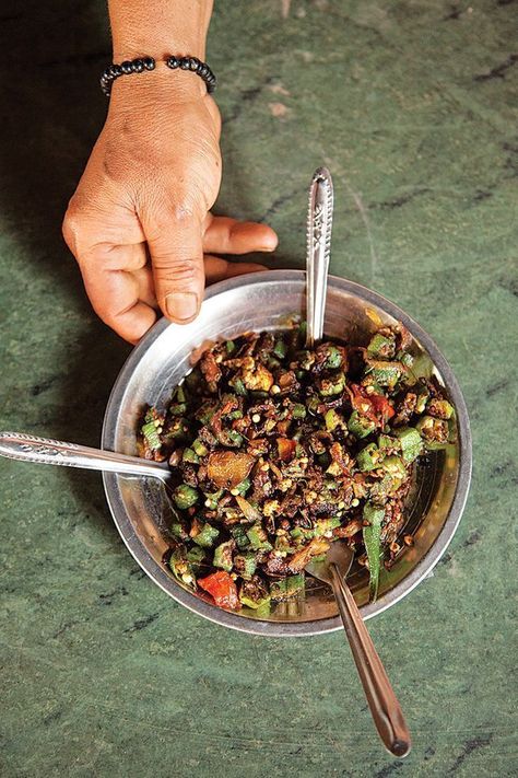 Bhindi Masala (North Indian Okra Stir-Fry) Indian Okra, Tandoori Bread, Nepalese Food, Bhindi Masala, North Indian Recipes, Okra Recipes, Quick Dishes, Food Indian, Indian Foods