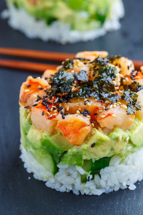 Sushi In A Cup, Shrimp Stacks Avocado, Crab Sushi Cups, Sushi Mold Recipe, Rice Mold Ideas, Easy Brakefast Recipes, Shrimp Sushi Cups, Sushi Bundt Cake Recipe, Stuffed Avacacado Recipes