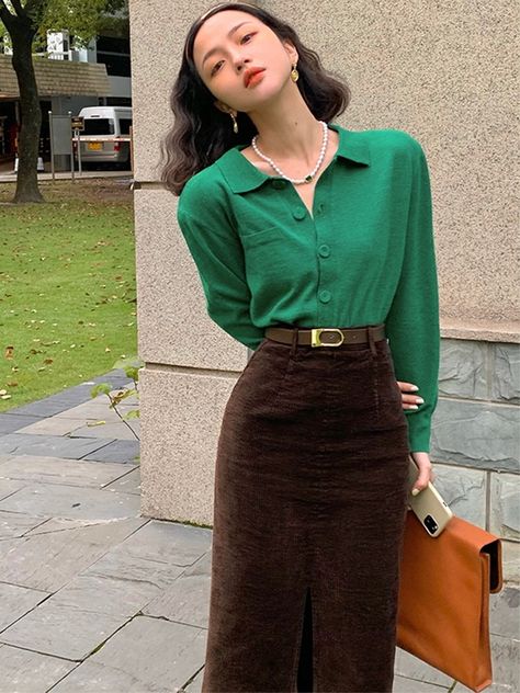 ✅ Facebook page: Moon's Fashion Studio (https://www.facebook.com/maymoonchel/) ✅ YouTube: Moon's Fashion Studio #moonsfashionstudio #retro #vintage #fashion #accessories #aesthetic #HongKong #sophisticated ✨ vintage style ✨ green Long-sleeved top and Long brown pencil skirt Brown Pencil Skirt Outfit, Pencil Skirt Aesthetic, Brown Top Outfit, Retro Hong Kong, 2024 Wardrobe, Hong Kong Fashion, Brown Pencil Skirt, Skirt Aesthetic, Accessories Aesthetic