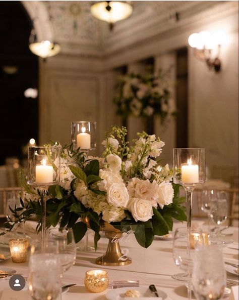 Wedding Centerpieces Gold Vase, Wedding Venue Centerpieces, Gold Vase Centerpieces Wedding, Low Wedding Centerpieces With Candles, Classic Wedding Style Decor, Wedding Bouquet Centerpieces, Big Centerpieces Wedding, Dinner Centerpieces Elegant, Elegant Simple Wedding Centerpieces