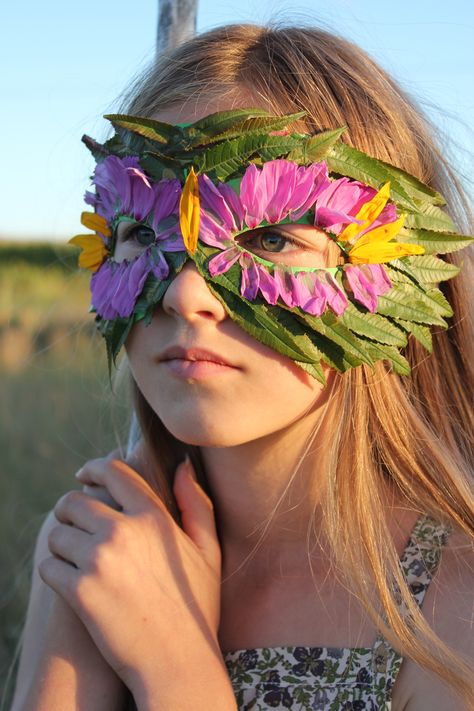 DIY Nature Mask with Leaves and Flowers Merrilee Liddiard, Diy Halloween Masks, Nature School, Forest School, Easy Diy Halloween, Beautiful Mask, Reggio Emilia, Camping Art, Nature Activities