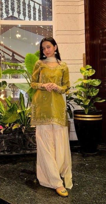 Semi Indian Outfits, Shadi Outfits Pakistani, Sistrology Dress Design, Rabia Faisal Dresses, Mehndi Outfit Simple, Holud Dress Ideas, Mayun Dresses Pakistani, Indian Sharara Outfits, Holud Outfit