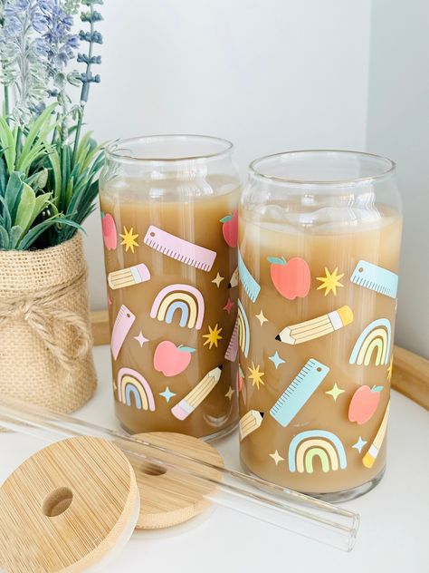 Cute Beer Glass Cups, Coworker Tumbler Ideas, Teacher Cold Cup, Teacher Glass Tumbler, Bamboo Glass Design, Teacher Glass Cup Ideas, Bamboo Cup Design, Glass Coffee Cup Design, Cold Cup Design Ideas