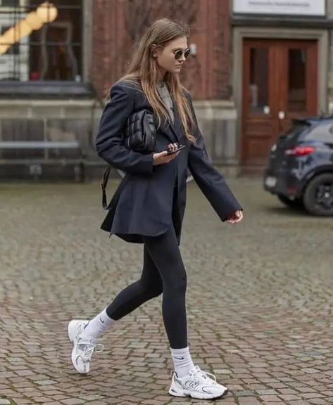 Socks With Dad Sneakers Dad Sneakers Outfit, Socks Over Leggings, Outfits Leggins, Winter Mode Outfits, Chique Outfit, New Balance Outfit, Look Legging, Looks Pinterest, Black Leggings Outfit