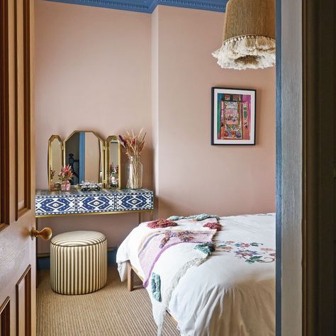 This home embraces bold colour combinations for an incredible effect | Ideal Home Blue Ceiling Pink Walls, Blue And Pink Bedroom For Adults, Setting Plaster Bedroom, Southern Apartment, Bright Bedroom Colors, Indigo Bedroom, Modern Art Room, Blue And Pink Bedroom, Patterned Blinds