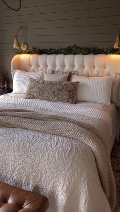 Beige Bed Ideas, Quilted Bed Frame, Florida Home Interior, Beige And Grey Bedroom, Cozy Winter Bedroom, White Quilt Bedding, Brown Bedroom Ideas, Beige Bedding, Bedroom Window Seat